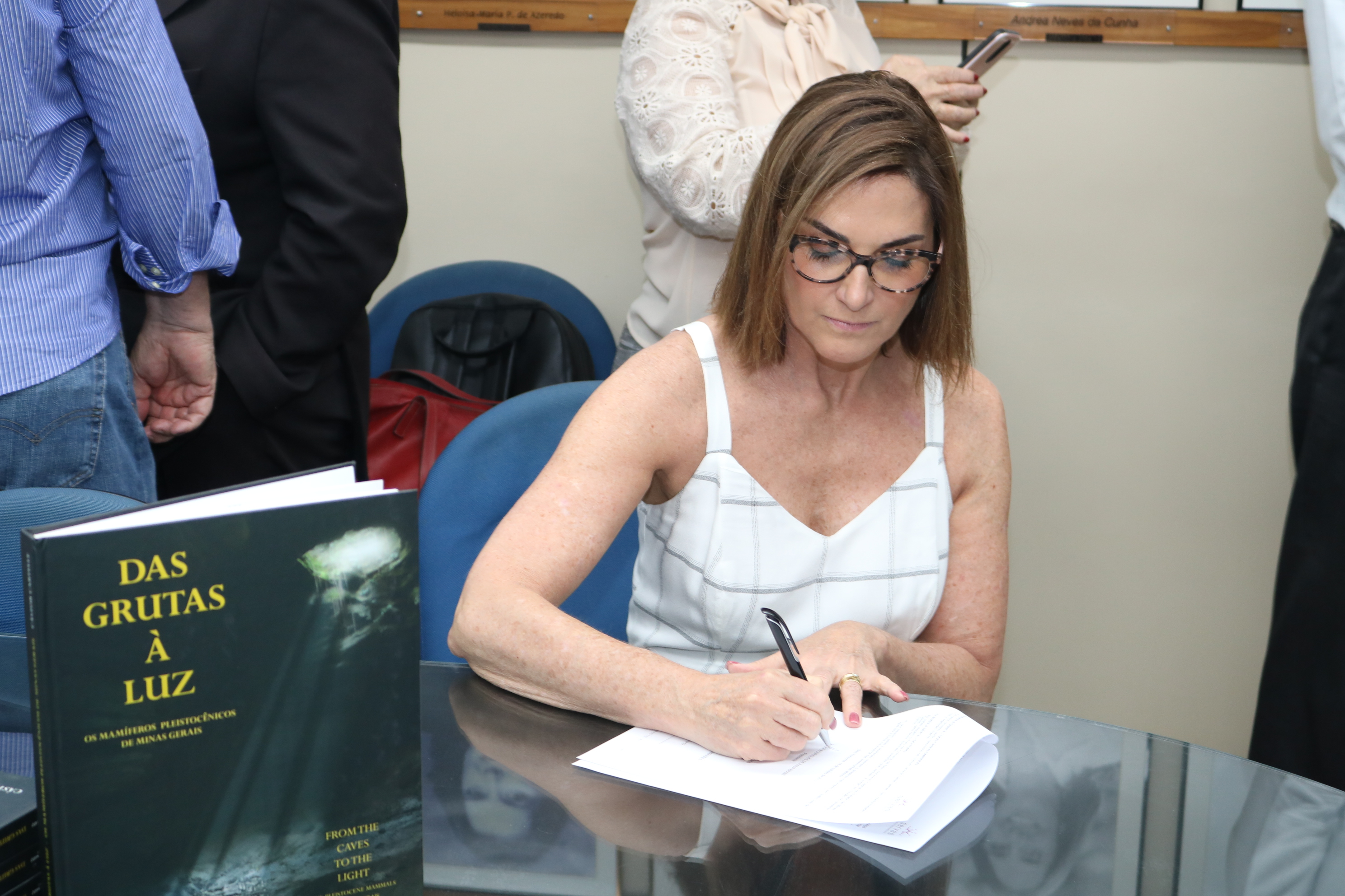 A presidente da Servas, Al&eacute;xia Paiva, tamb&eacute;m assinou o termo de doa&ccedil;&atilde;o